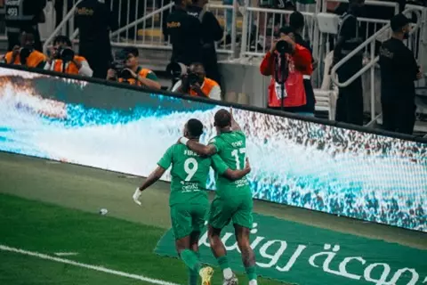 هاتريك إيفان توني يقود الأهلي لاكتساح الخليج في الدوري السعودي